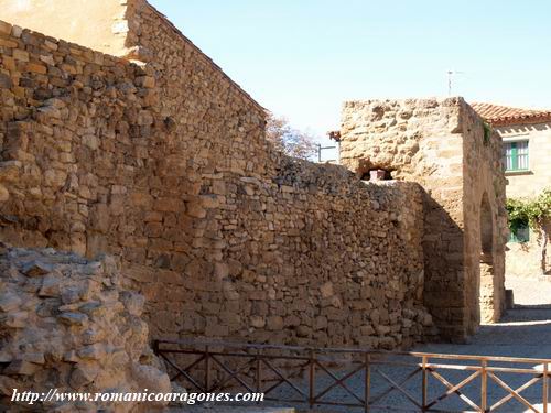 MURALLA ISLMICA Y AL FONDO ARCO EMIRAL